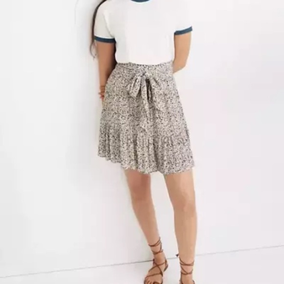 Madewell Tie-Waist Tiered Skirt in Fieldwalk Floral - Picture 2 of 9